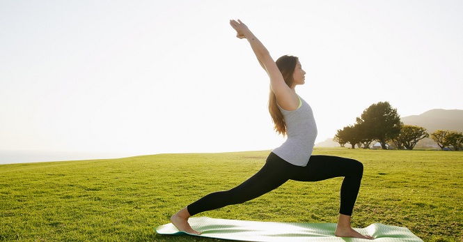 Addetti alle pulizie stressati impresa organizza corso yoga per tutti i dipendenti