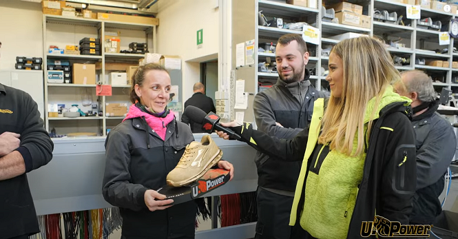 Diletta Leotta premia la collega Rosanna È lei la pima donna a ricevere la scarpa d'oro